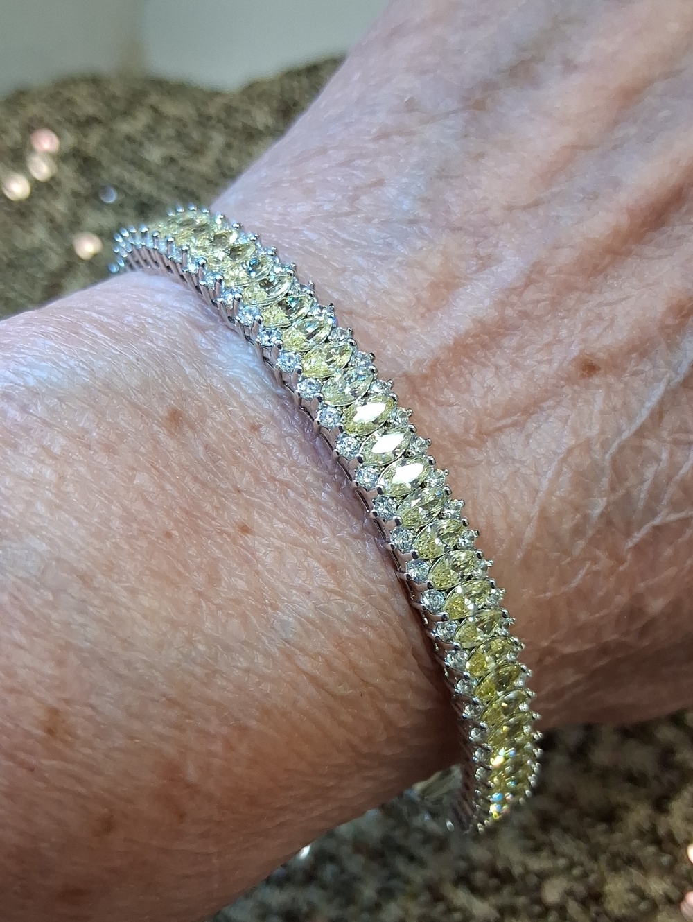 Oval bangle with Yellow marquis cz's lined with Clear cz's ✨️💖✨️